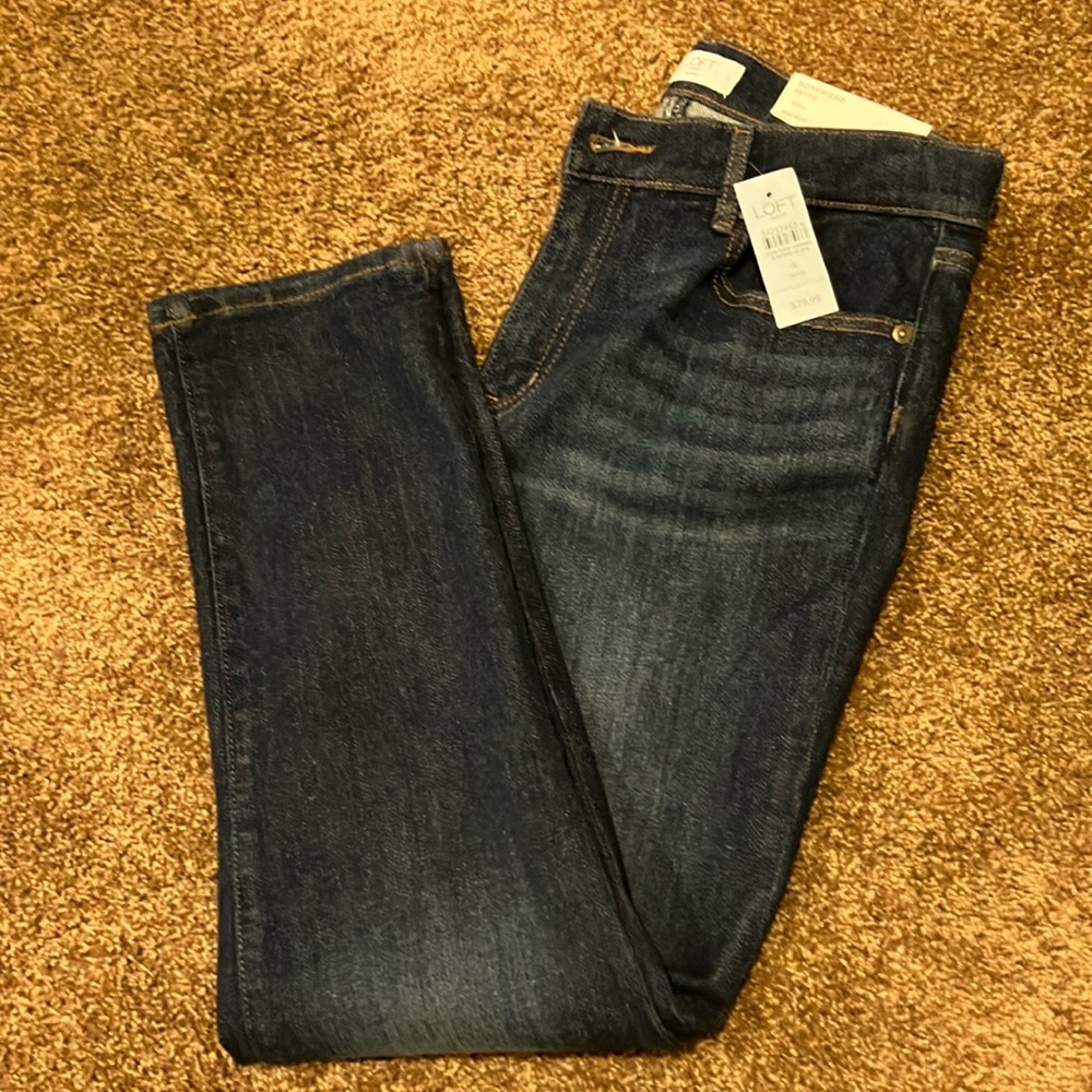 LOFT OUTLET. SIZE 4 PETITE. MID-RISE BOYFRIEND. 5 POCKETS. MEDIUM DARK. NWT
